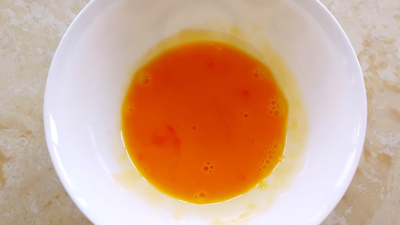 胡萝卜奶酪小餐包~一次发酵,预热烤箱的同时,把之前余下的10克蛋液打散
