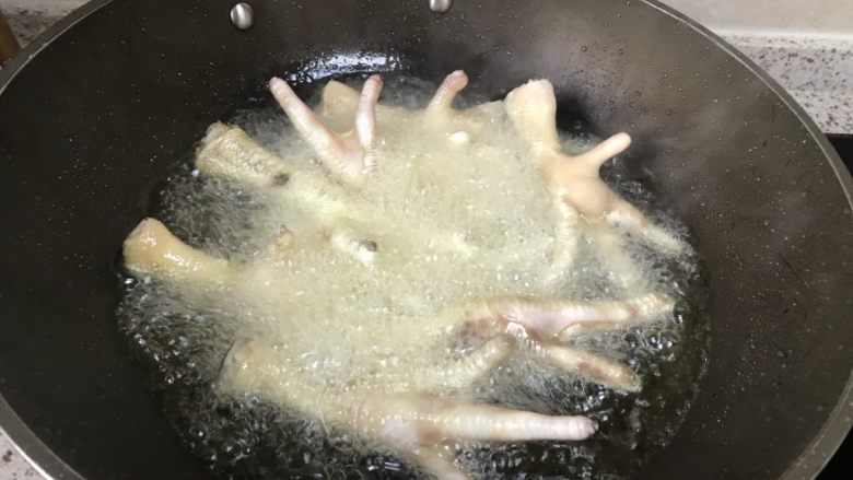 虎皮凤爪,油开放入鸡爪,放的时候要慢慢放入,以防溅油