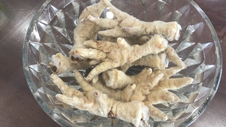 虎皮凤爪,浸泡好的鸡爪,已经吸足了水分哦,倒去碗中清水