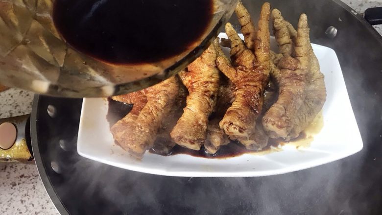 虎皮凤爪,水开再浇另一半料汁,浇匀,盖上锅盖大火蒸