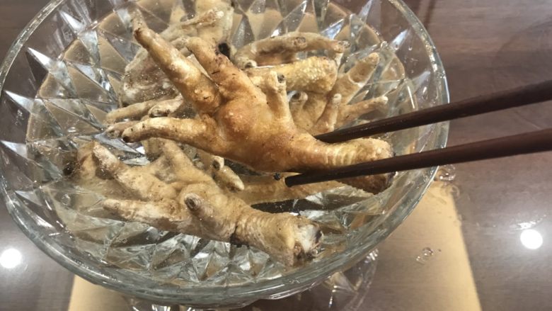 虎皮凤爪,炸好的鸡爪出锅立马浸入冷水中,浸泡三小时