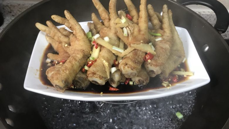 虎皮凤爪,蒸十分钟后撒上葱姜辣椒碎,再蒸二十分钟