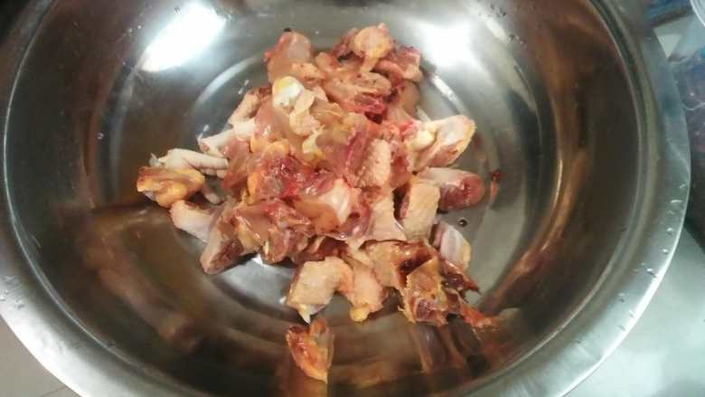 油焖火锅鸡,斩件完成。