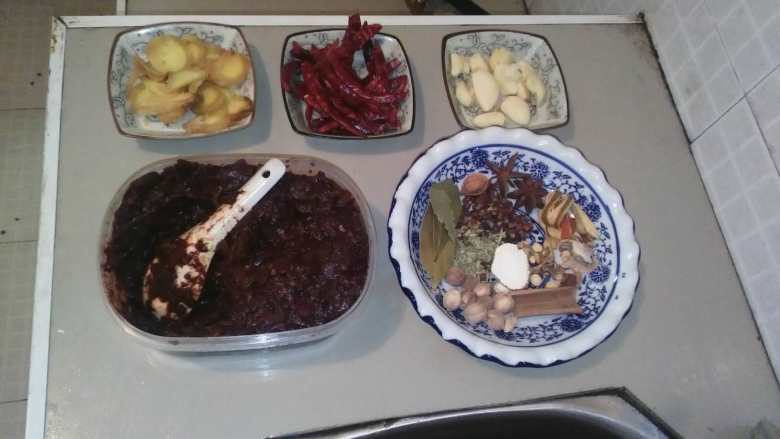 油焖火锅鸡,准备好调味料。