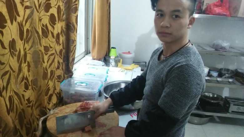 油焖火锅鸡,斩件中。
