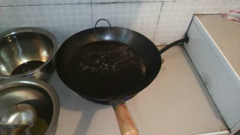 油焖火锅鸡,锅中倒入大量的油,升温至油冒青烟,将沥干水分的鸡块炸制30秒后捞出备用。家里如果没有条件这样用油也可以劲量多放油炒制鸡块,但记住一定要高油温下来进行炒制。