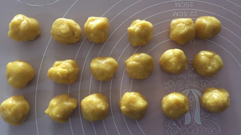 椰蓉桃酥,醒发好后取出,分成17克一个的小剂子