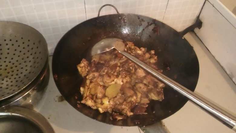 油焖火锅鸡,锅中下油煸香姜蒜，炒香豆瓣酱，下入过油后的鸡块翻炒片刻后加入香料继续翻炒，香料香味炒出后加入适当的<a style='color:red;display:inline-block;' href='/shicai/ 86474'>干辣椒</a>、盐、<a style='color:red;display:inline-block;' href='/shicai/ 756'>鸡精</a>、<a style='color:red;display:inline-block;' href='/shicai/ 3729'>白糖</a>、<a style='color:red;display:inline-block;' href='/shicai/ 788'>生抽</a>、<a style='color:red;display:inline-block;' href='/shicai/ 762'>老抽</a>翻炒片刻后倒入开水至刚好浸过鸡块就可。