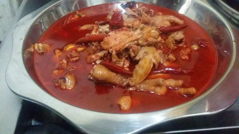 油焖火锅鸡,按自己喜好可在上面洒上香菜和葱段来装饰和提香。