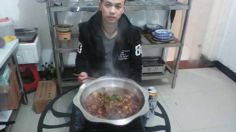 油焖火锅鸡,袁枚:《鸡》
养鸡纵鸡食,鸡肥乃烹之。主人计固佳,不可使鸡知。
说的好,最简单扼要的欲望表现。