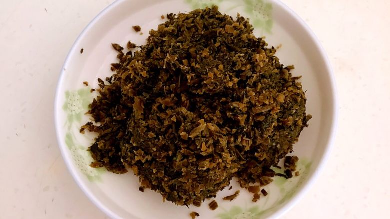芽菜腊肉,把芽菜捞出来,挤干水分