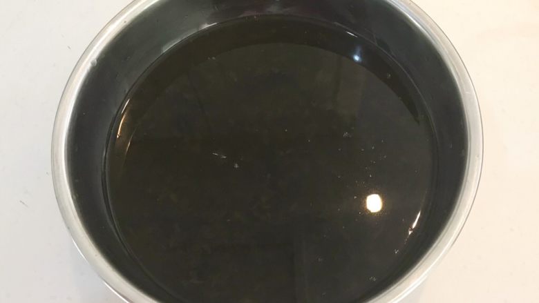 芽菜腊肉,把芽菜倒入盆中,加入冷水清洗三遍,清除杂质