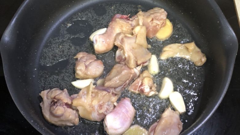 土豆烧鸡,再放入鸡块,翻炒2分钟