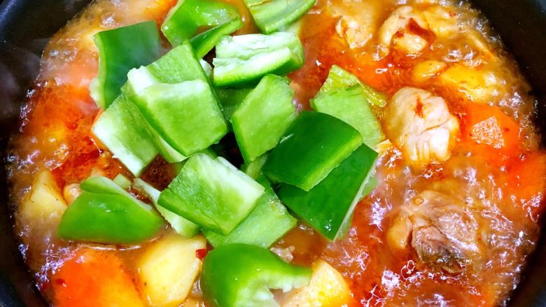 土豆烧鸡,然后放入青椒,继续煮5分钟左右。