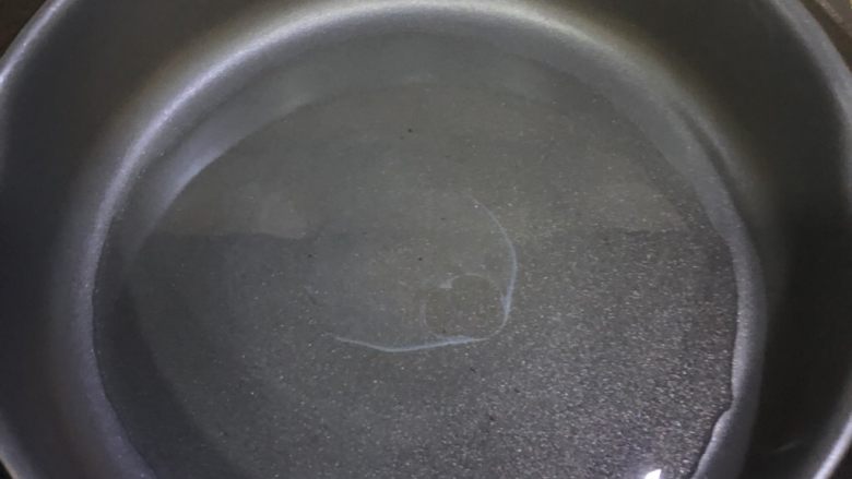 土豆烧鸡,先热锅,烧至八成热再倒入油