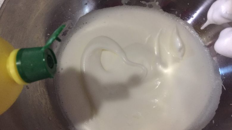 咖啡蛋糕杯,打至提起打蛋器能画出纹路不立马消失时加柠檬汁,转慢速继续搅打