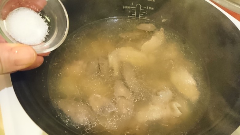 电饭煲+菜脯鸡汤,時間到,適度加鹽