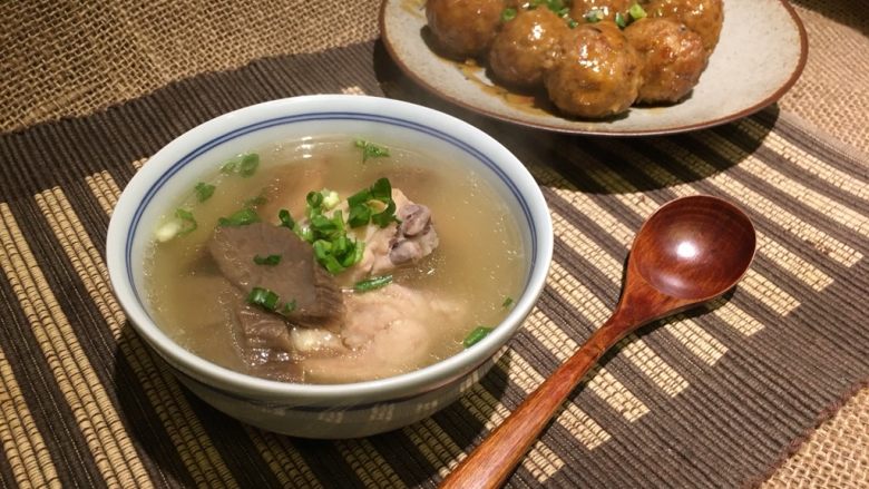 电饭煲+菜脯鸡汤,撒蔥花!