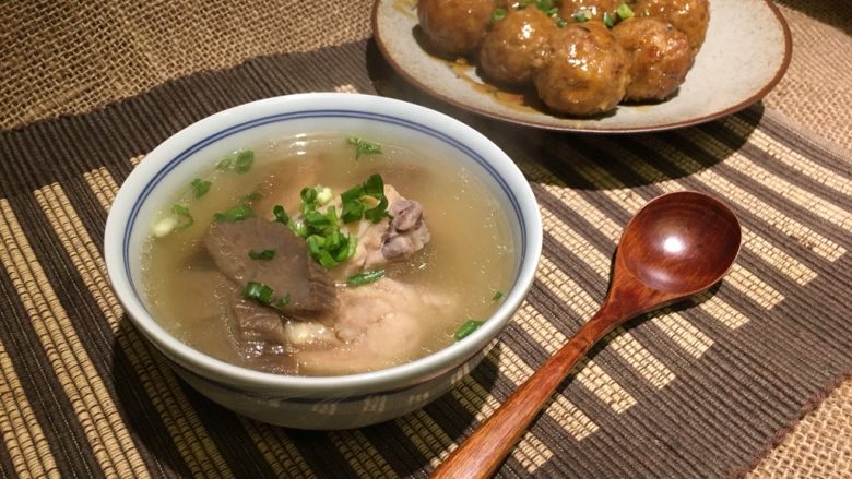 电饭煲+菜脯鸡汤,撒蔥花！