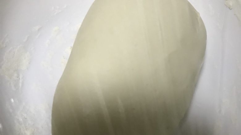 花生酱小花卷,再揉成非常光滑的状态 盖保鲜膜醒3-5分钟
面团软不用醒面也是可以的
面团硬就多醒一会儿