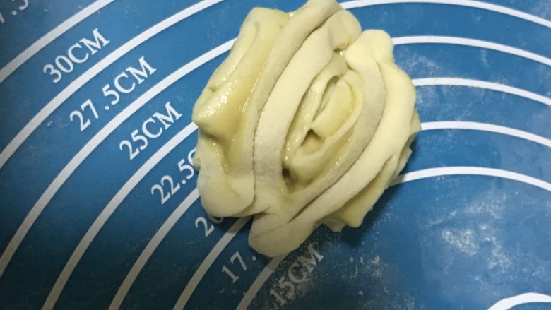 花生酱小花卷,两头捏住 拉长反方向卷