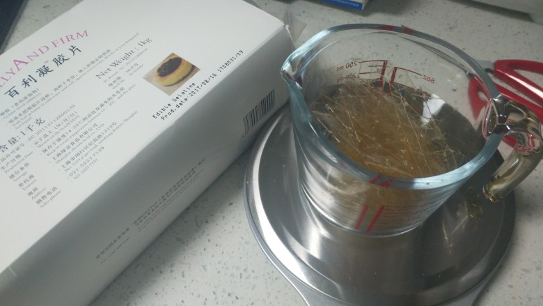 草莓冻芝士蛋糕,吉利丁片剪成小块放入量杯中到入能喝的凉水没过吉利丁片,放入冰箱冷藏