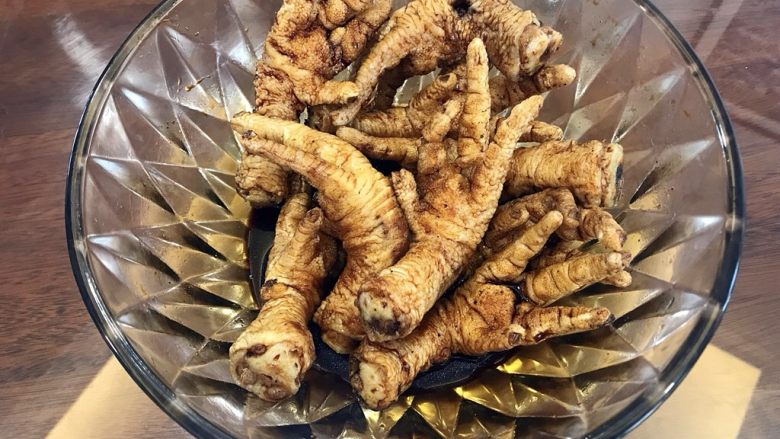 虎皮凤爪,调料汁取一半倒入碗中,混匀入味十分钟