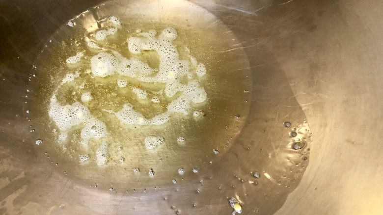 金沙蝦球,取另一炒鍋,倒入橄欖油30ml轉中火