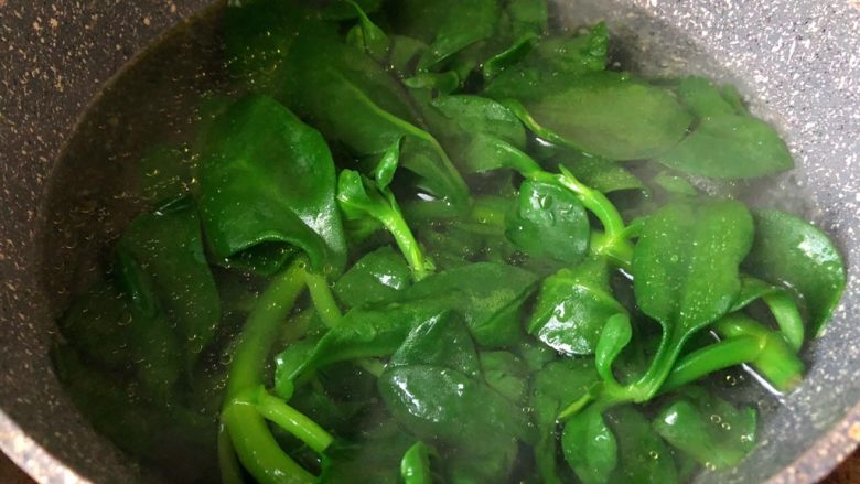 药食同补——凉拌松子穿心莲,汆烫2分钟,捞出。