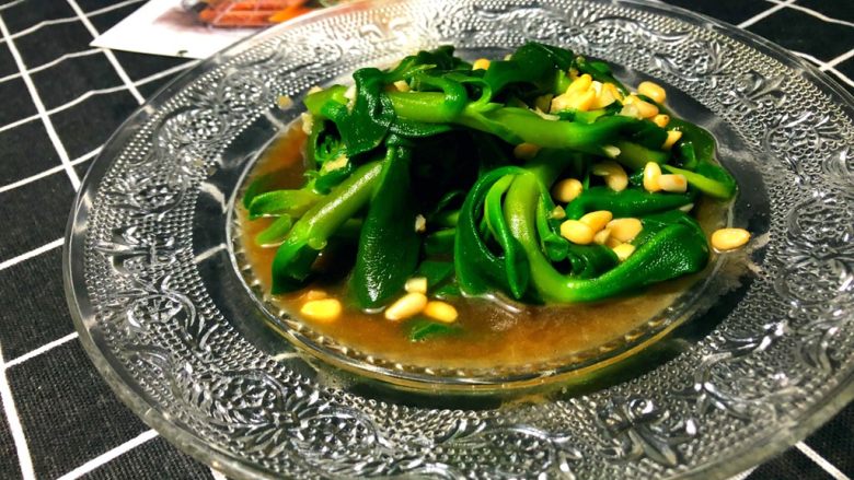药食同补——凉拌松子穿心莲,拌匀,装盘