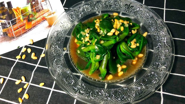 药食同补——凉拌松子穿心莲,穿心莲微苦,这样拌好后,基本吃不出来苦味,又有坚果的香。
