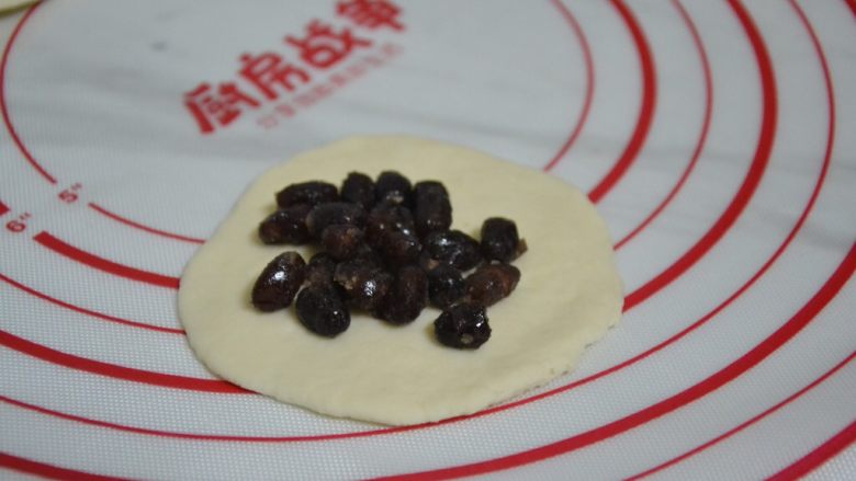 刺猬红豆包,取一块面皮,放上<a style='color:red;display:inline-block;' href='/shicai/ 3614'>蜜豆</a>