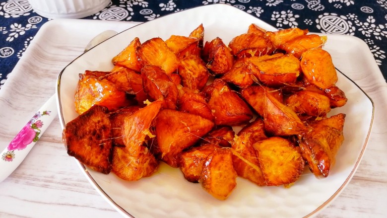 东北家常菜_地瓜挂浆,出锅盛盘，嗮一嗮。