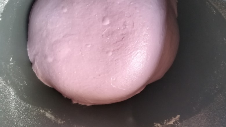 好看又好吃的紫薯发糕,面包机快速和面20分钟。
强烈建议手工和面,因为这样可以快速判断面糊的干稀,不然后续会很压抑。