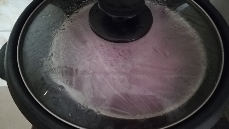 好看又好吃的紫薯发糕,冷水上锅,冷水上锅,蒸25分钟。