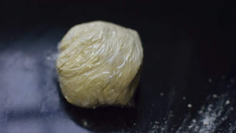 铸铁锅基础披萨,用保鲜膜包起一份,冷冻保存,在一个月内使用。
