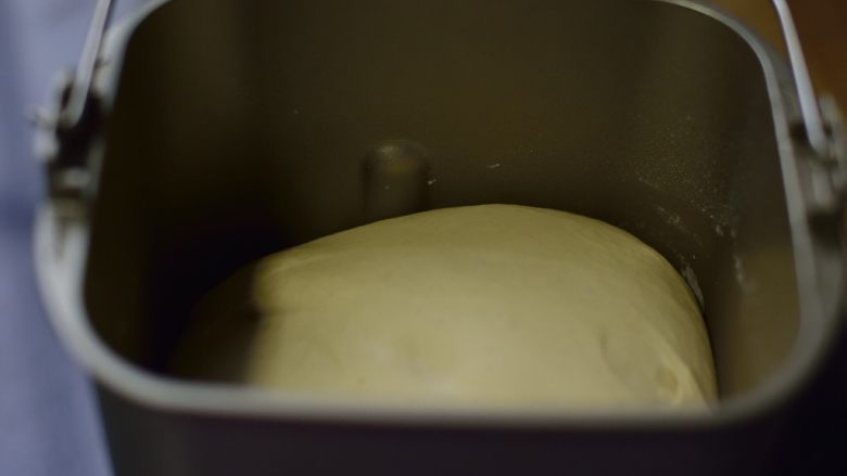 铸铁锅基础披萨,盖上盖子,室温发酵至两倍大。我这里现在是冬天,室温5度,发了3、4个小时。