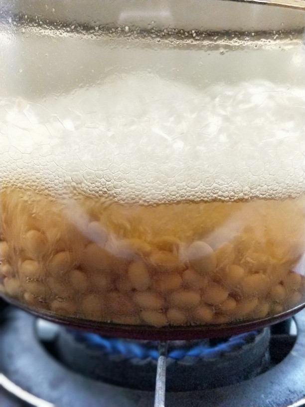 佐粥下饭的黄豆辣椒酱,黄豆经过中小火的慢煮至熟,捞出,可以不用沥干。
~也可以用压力锅节省时间。