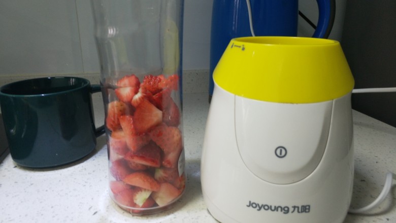 草莓酸奶,草莓放入料理机