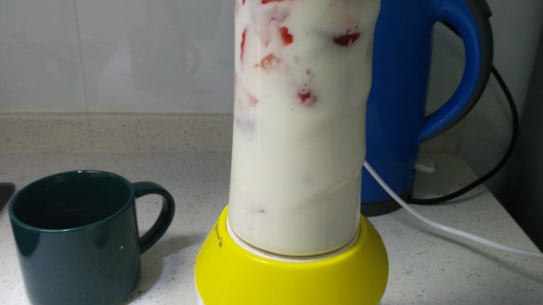 草莓酸奶,倒入酸奶打匀