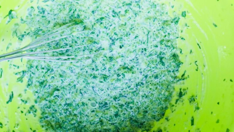 芹菜团子,用筷子搅匀,如果还有水分,继续添加少量的面粉,到比较稠的面糊就可以了