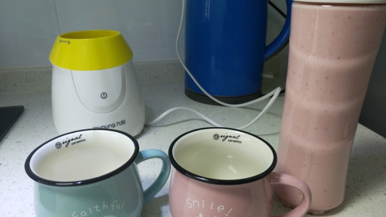 草莓酸奶,准备两个漂亮的杯子
