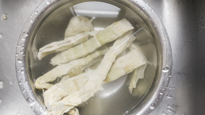 茶笋炒肉丝,茶笋干需要提前浸泡4~6个小时,去掉盐分,中间要多换几次水