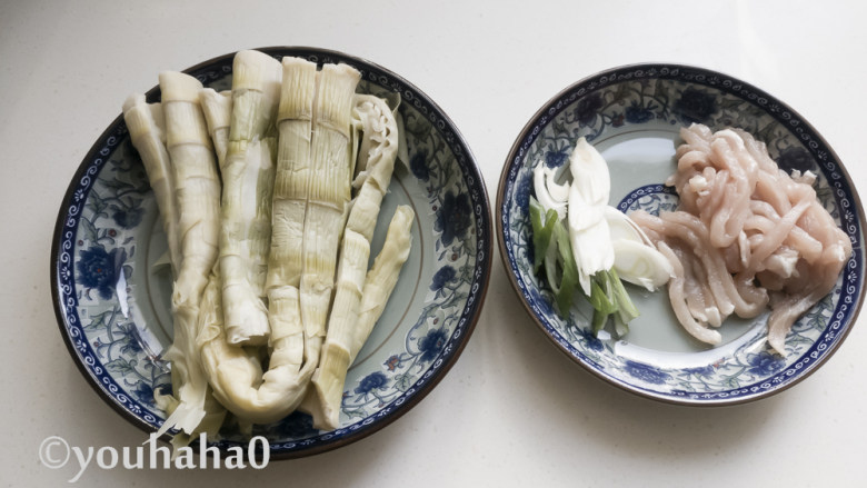 茶笋炒肉丝,浸泡后的茶笋已经没有咸味,准备好葱花和肉丝