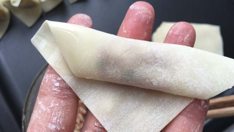 红油抄手,卷好后,在皮的一端抹点清水