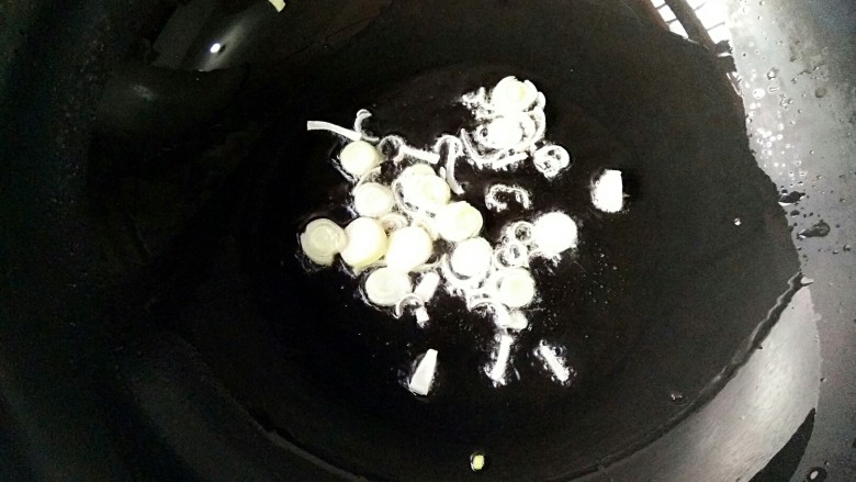 鸡刨豆腐,锅中少许油烧至7成热,下葱花爆出香味。