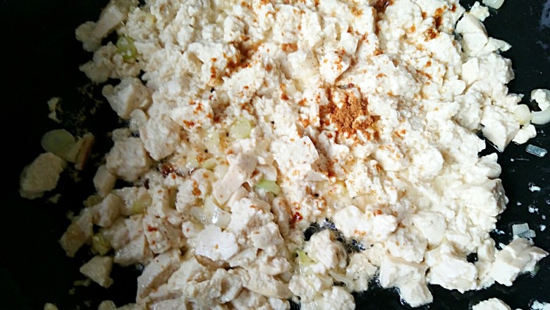 鸡刨豆腐,撒一丢丢十三香粉和适量的<a style='color:red;display:inline-block;' href='/shicai/ 756'>鸡精</a>,将豆腐炒成鸡刨的散状。