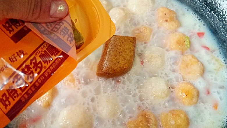 咖喱鱼蛋,加入2块咖喱,煮至咖喱化开。