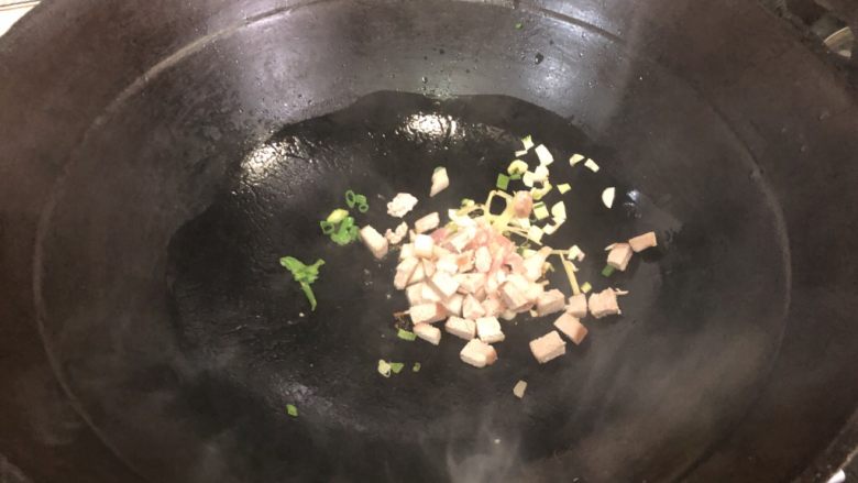 老北京春饼,重点介绍一下豆芽粉丝的做法!因为我家的豆芽是拌的,不是炒的!热锅凉油炒一些肥瘦肉丁!