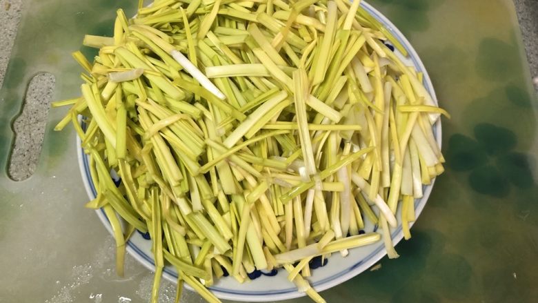老北京春饼,韭黄切段备用!